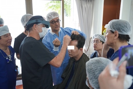 Dr. Mohebi demonstrated the Mohebi Insterter