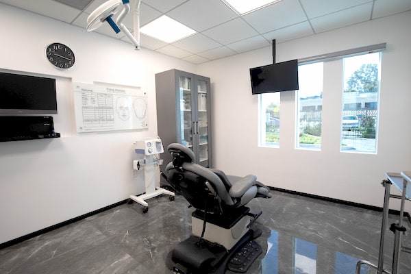 Procedure room of Parsa Mohebi Hair Restoration