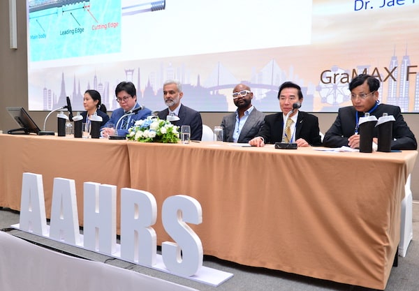 Dr. Mohebi visits AAHRS meeting in Thailand to help teach about hair transplants