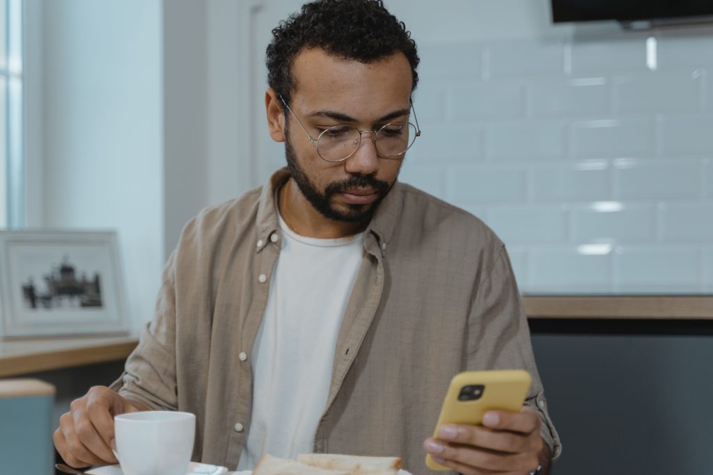 A man asks AI for advice on hair loss
